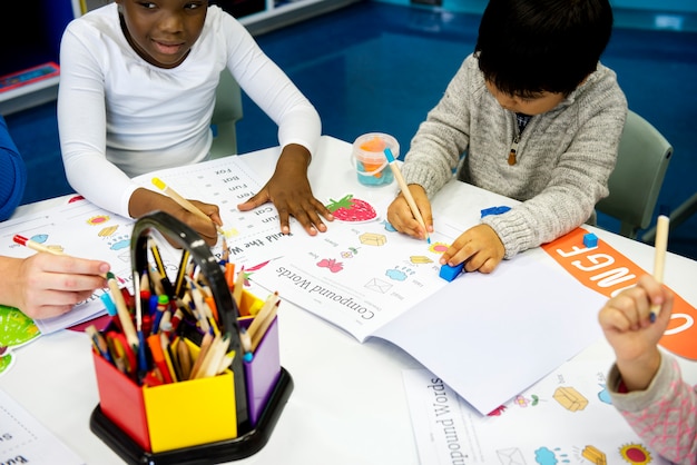 Bambini felici alla scuola elementare