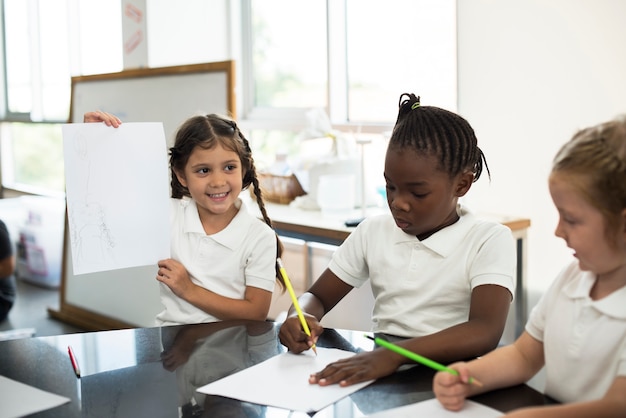 Bambini felici alla scuola elementare