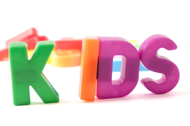 Bambini felici Bambini colorati dell'asilo e della scuola materna Bambini di sfondo Bambino che legge e gioca gioia