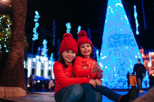 Bambini felici che festeggiano il natale a dicembre