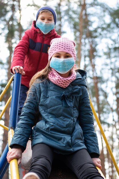 Bambini felici che giocano all'aperto durante il blocco del coronavirus