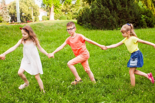 Bambini felici che giocano all'aperto durante una vacanza in campeggio. Giochi per bambini all'aperto