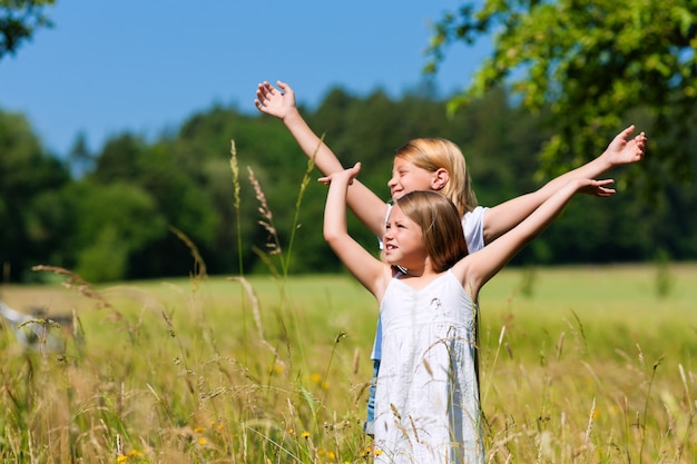 Bambini felici che giocano nella natura