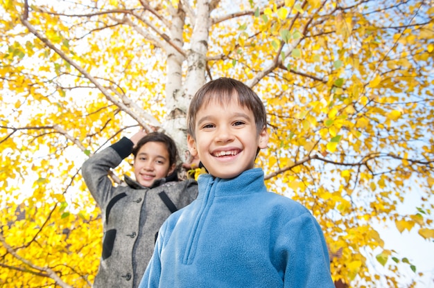 Bambini felici che godono del viaggio