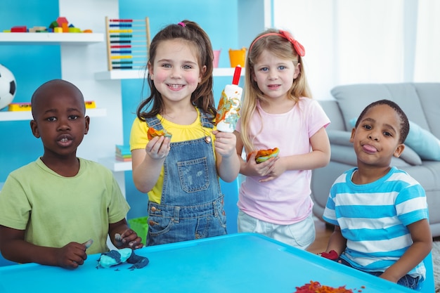 Bambini felici che godono insieme di arti e mestieri