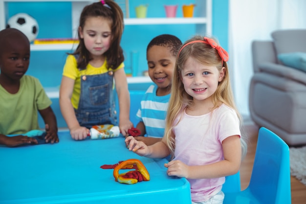 Bambini felici che godono insieme di arti e mestieri