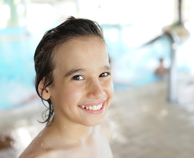 Bambini felici che godono sulla piscina estiva