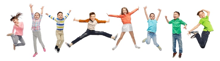 Foto bambini felici che saltano in aria su uno sfondo bianco