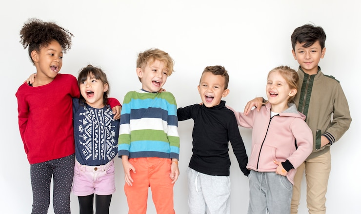 Foto bambini felici che si divertono insieme