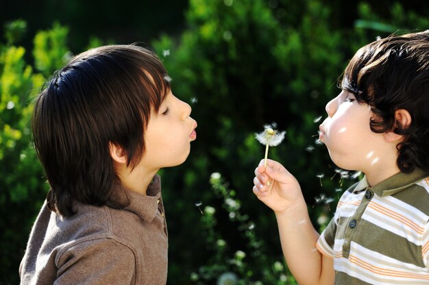 Bambini felici che si godono l&#39;infanzia