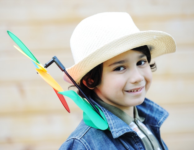 Bambini felici che si godono l&#39;infanzia