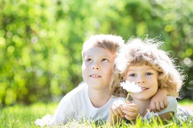 Bambini felici che si trovano all'aperto nel parco di primavera