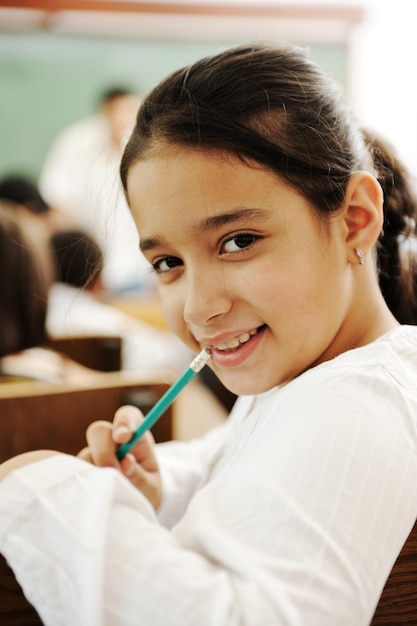 Bambini felici che sorridono e ridono in classe