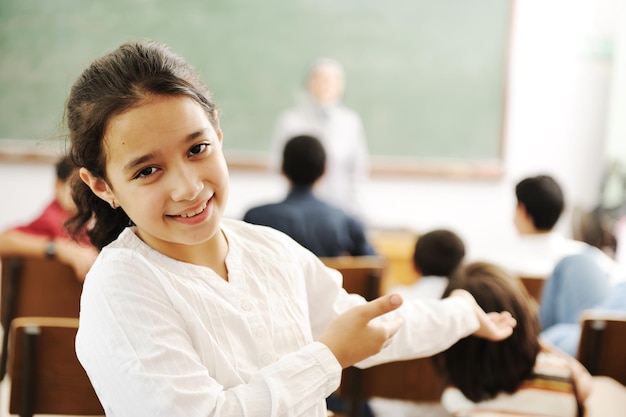 Bambini felici che sorridono e ridono in classe