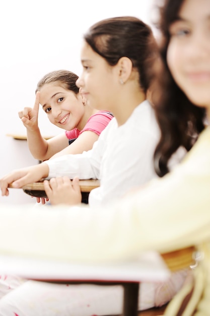 Bambini felici che sorridono e ridono in classe