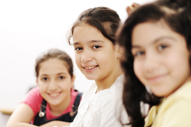 Bambini felici che sorridono e ridono in classe