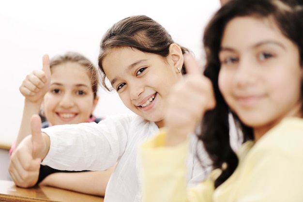 Bambini felici che sorridono e ridono in classe