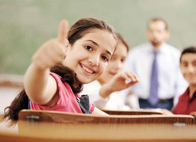 Bambini felici che sorridono e ridono in classe