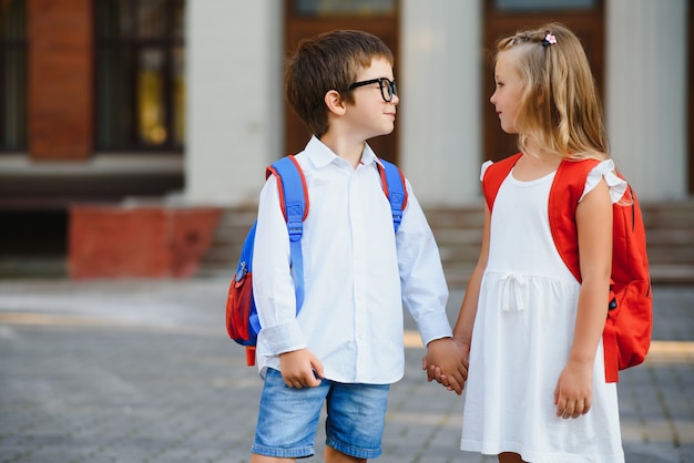 Bambini felici che tornano a scuola