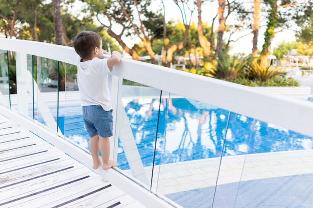 Bambini felici che trascorrono le vacanze in una bellissima località