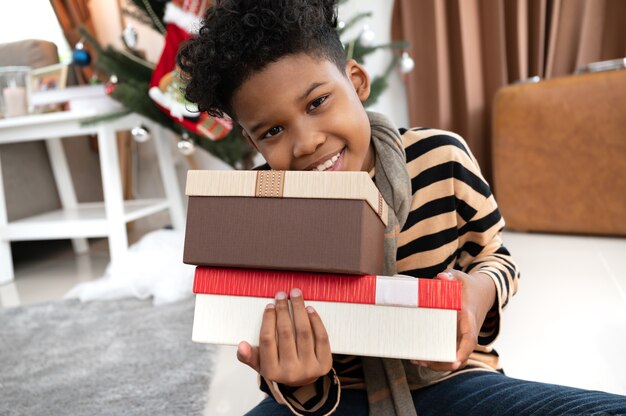 Bambini felici con confezione regalo per capelli afro e decorazioni natalizie