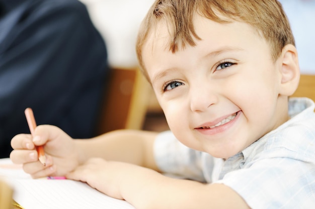 Bambini felici con il loro insegnante in classe, facendo