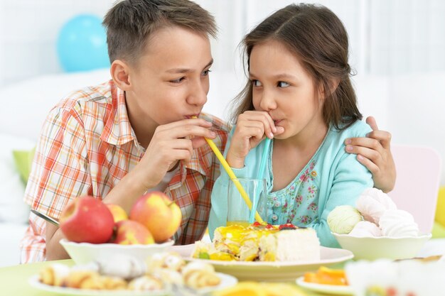 Bambini felici con la torta alla festa di compleanno