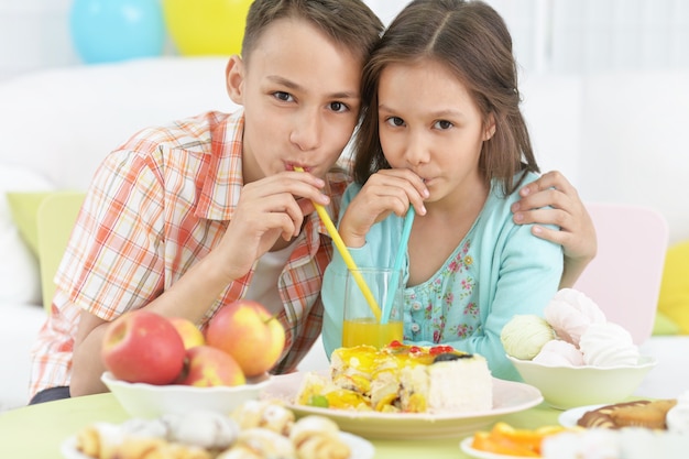 Bambini felici con la torta alla festa di compleanno