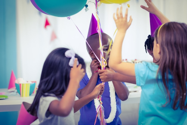 Bambini felici con palloncini