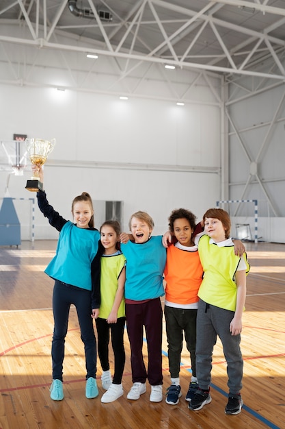 Bambini felici con una coppa d'oro