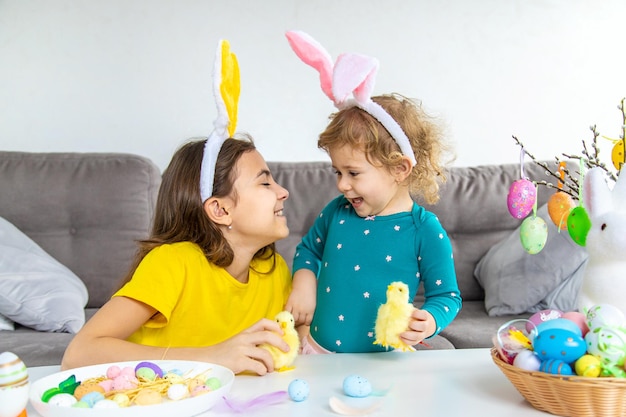 Bambini felici di Pasqua con le uova Fuoco selettivo