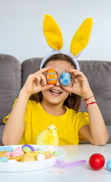 Bambini felici di Pasqua con le uova Fuoco selettivo