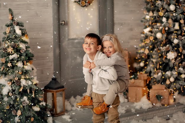 Bambini felici in interni decorati di Natale