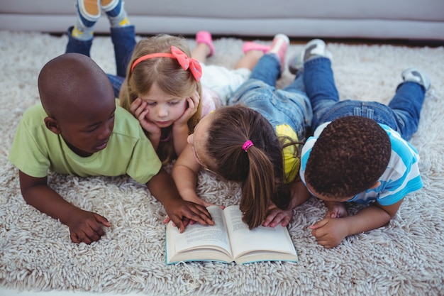 Bambini felici leggendo un libro insieme