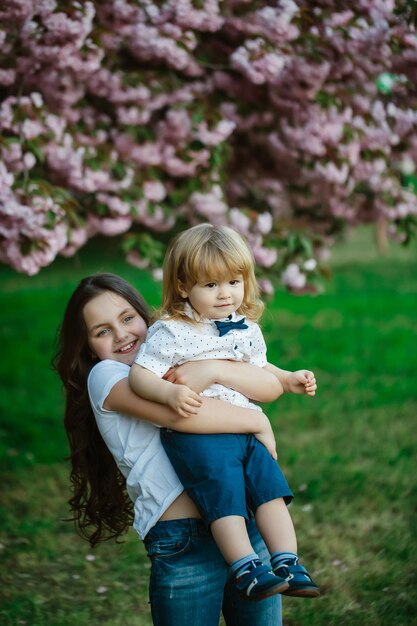 Bambini felici nel frutteto