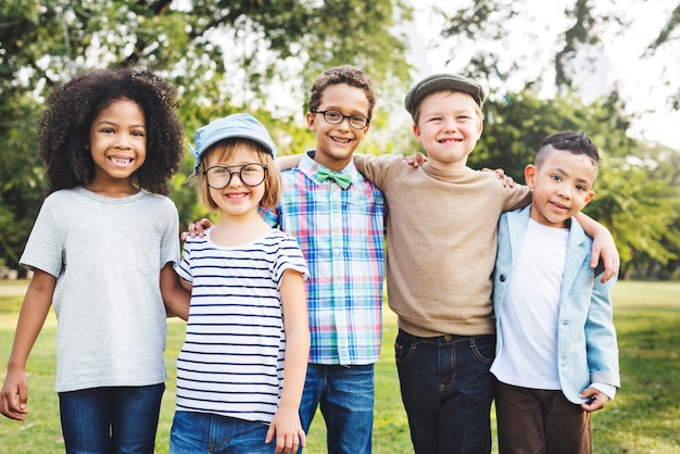 Bambini felici nel parco