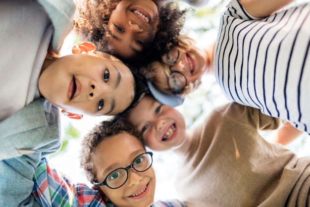 Bambini felici nel parco