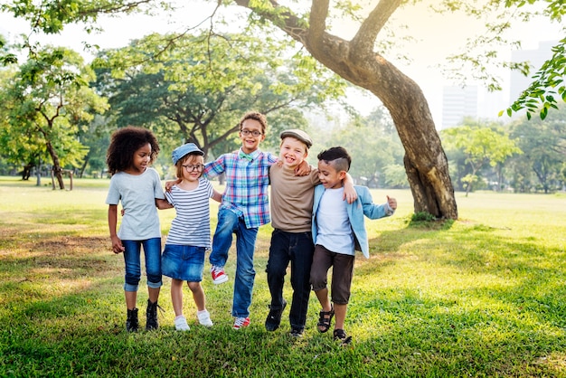 Bambini felici nel parco