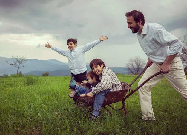 Bambini felici nella natura che gode