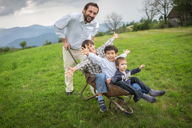 Bambini felici nella natura che gode