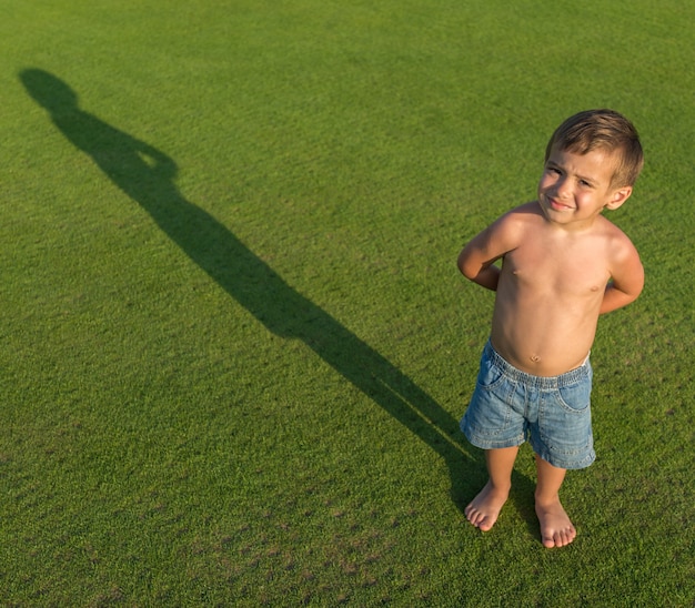 Bambini felici sulle vacanze estive divertendosi e tempo felice