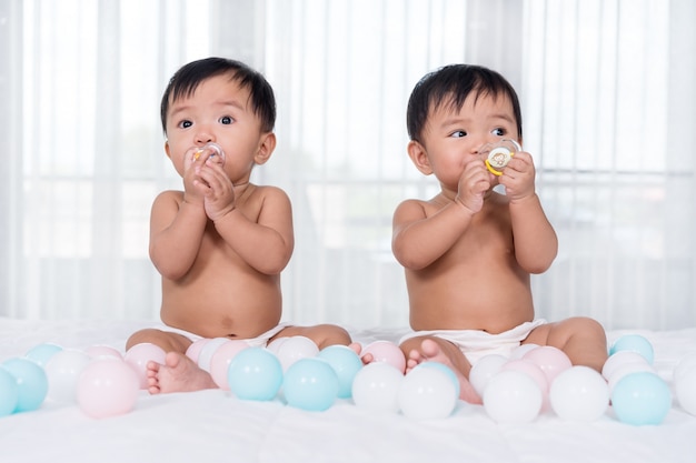 Bambini gemelli allegri sul letto