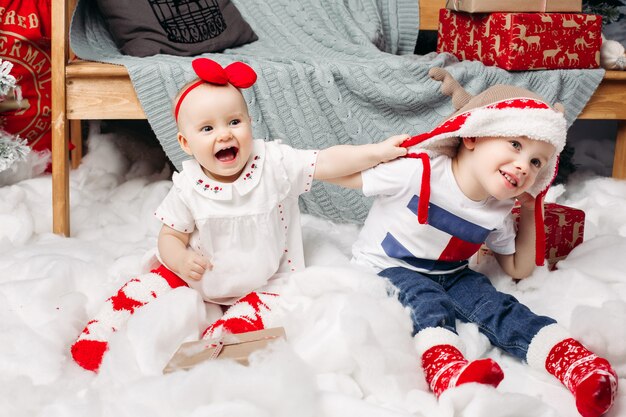 Bambini in abiti natalizi che giocano nella neve