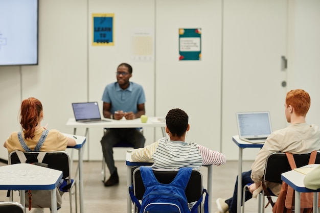 Bambini in classe vista posteriore