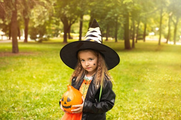 Bambini in costume di halloween con zucca ingannati in vacanza