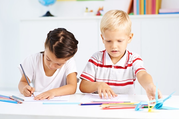 Bambini in età prescolare in classe