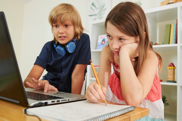 Bambini in età scolare che lavorano al progetto