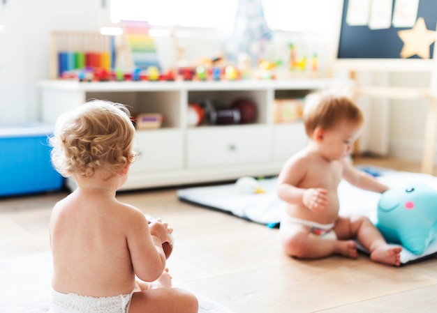 Bambini in pannolini che giocano insieme