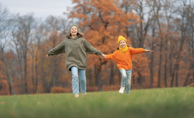 Bambini in passeggiata autunnale