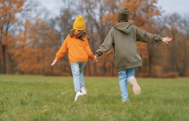 Bambini in passeggiata autunnale